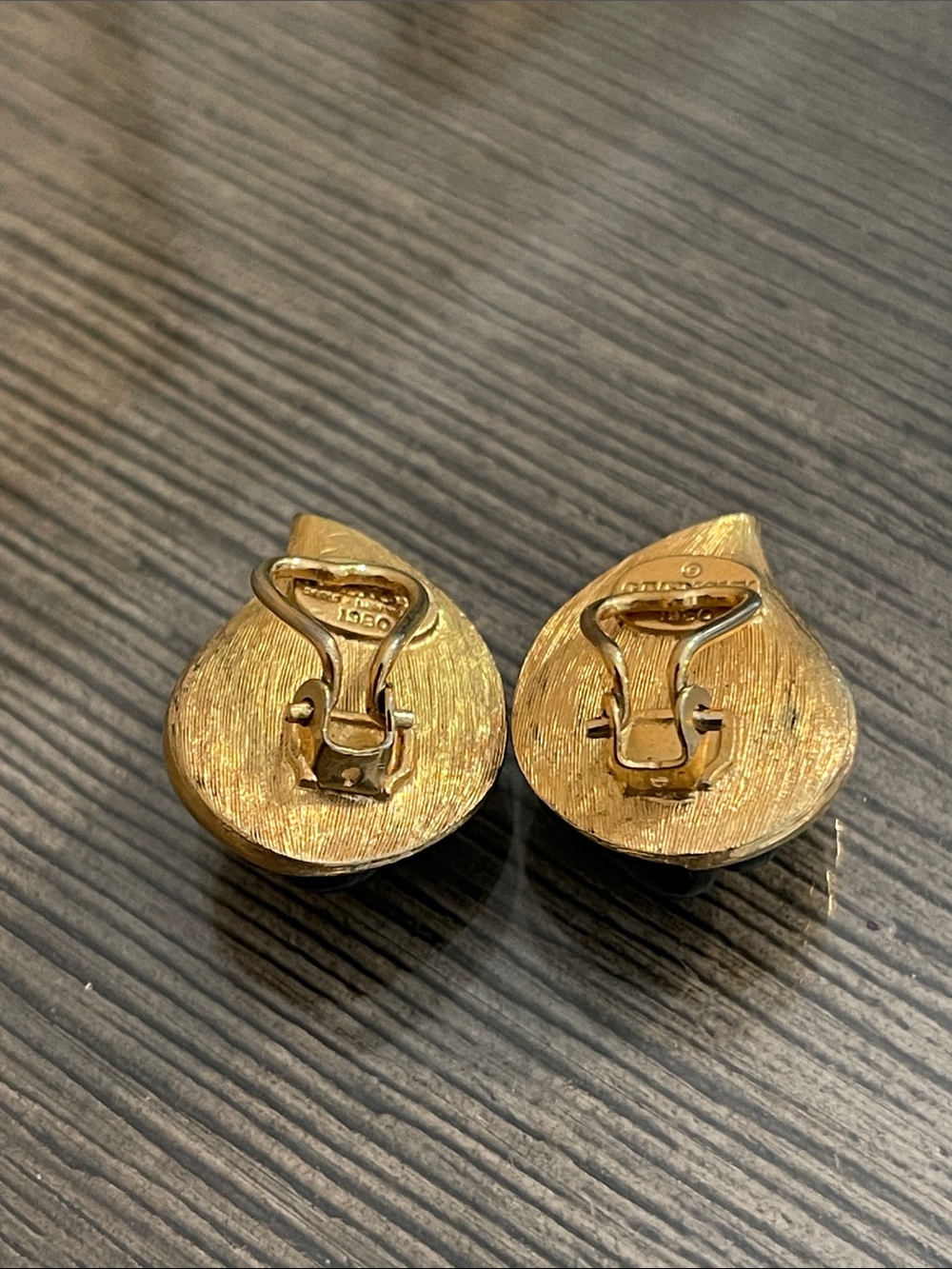 1980’s Givenchy Couture Faux Black Onyx Lucite Gold Plated Leaf Clip Earrings - Picture 8 of 17